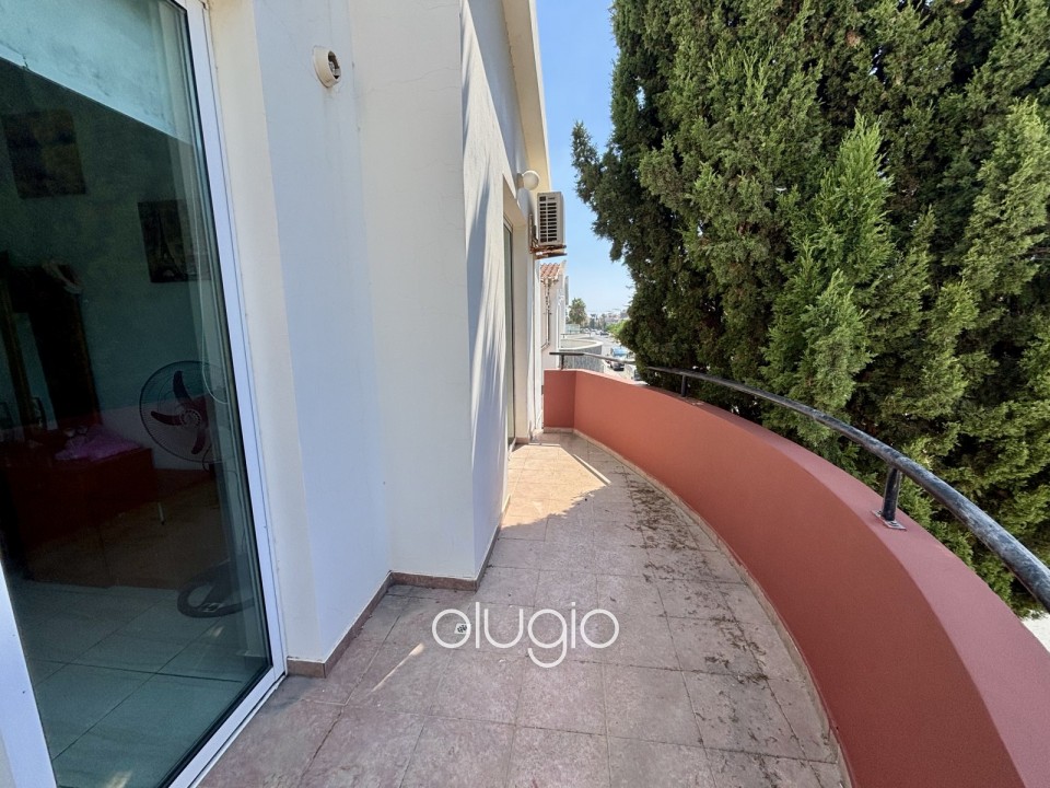 Detached Villa For Sale in Universal