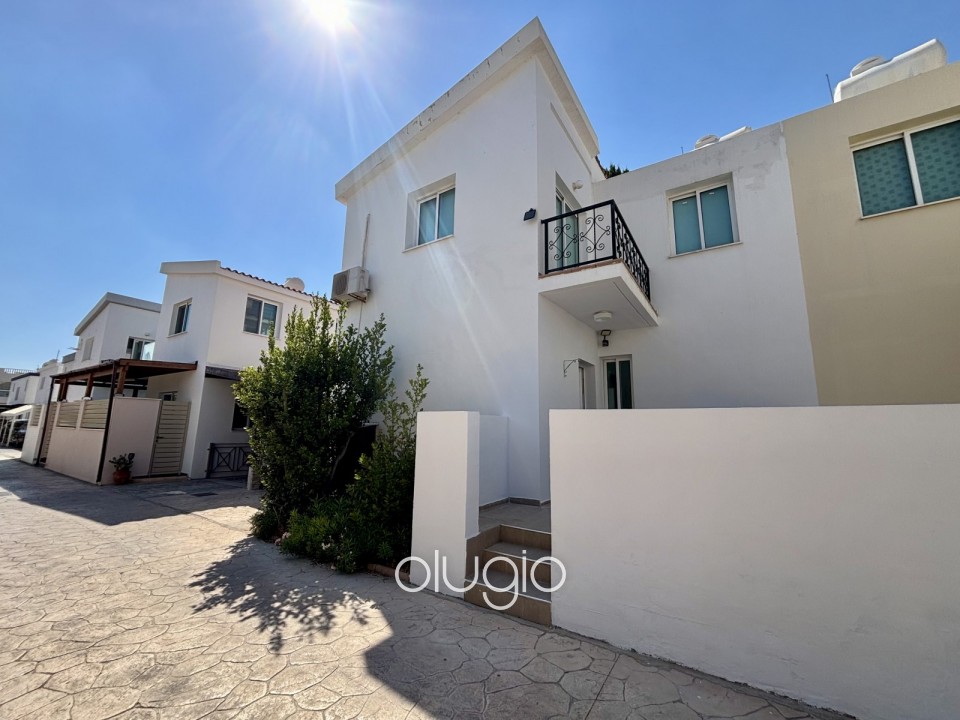 Detached Villa For Sale in Universal
