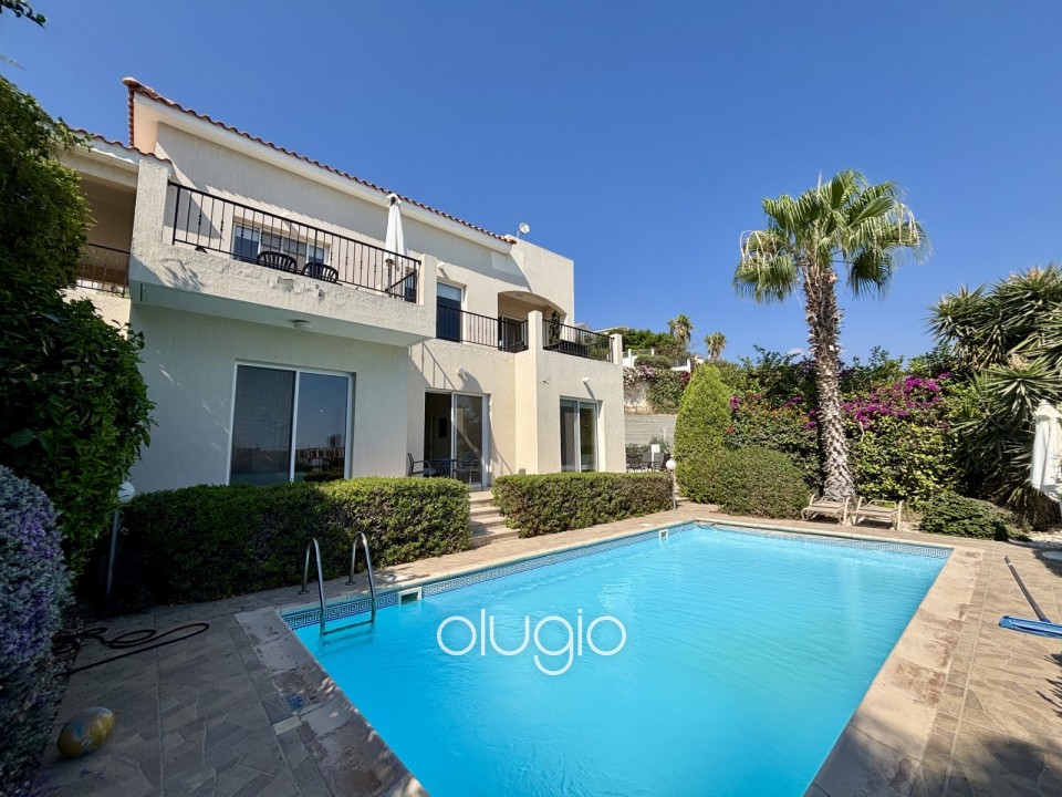 Detached Villa For Sale in Peyia