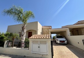 Detached Villa For Sale in Peyia