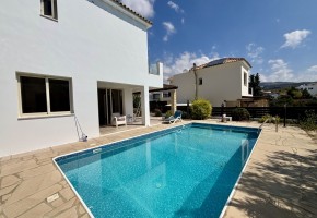 Detached Villa For Sale in Peyia