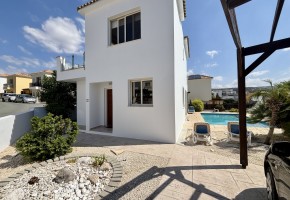 Detached Villa For Sale in Peyia
