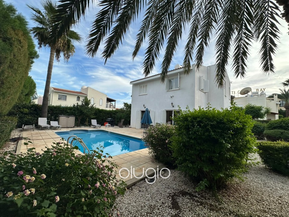 Detached Villa For Rent in Coral Bay