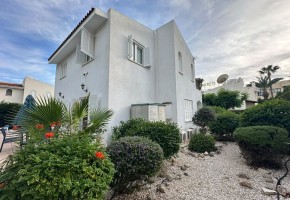 Detached Villa For Rent in Coral Bay