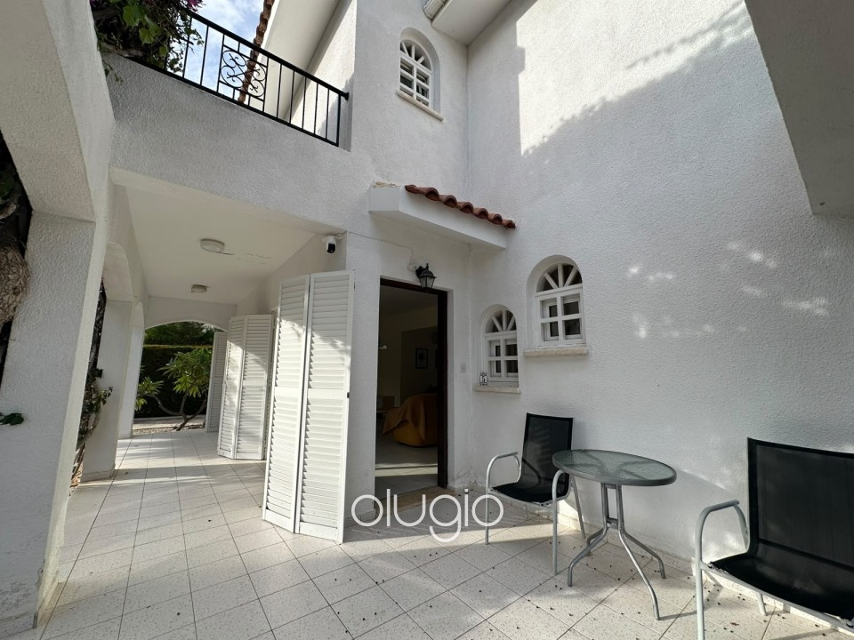 Detached Villa For Rent in Coral Bay