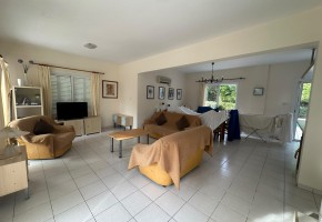 Detached Villa For Rent in Coral Bay