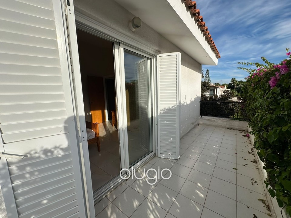 Detached Villa For Rent in Coral Bay