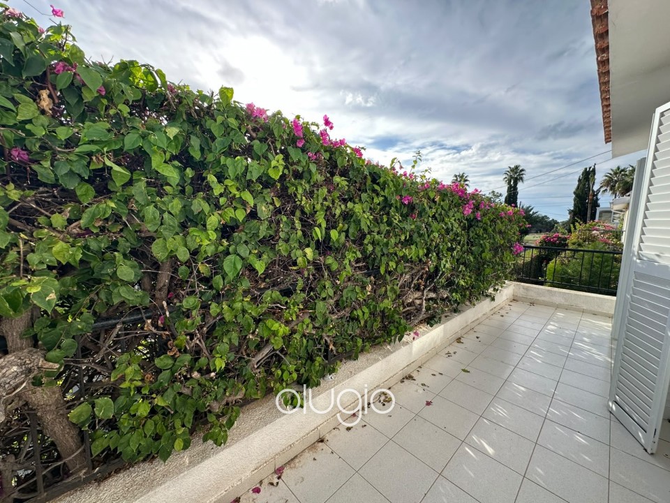 Detached Villa For Rent in Coral Bay