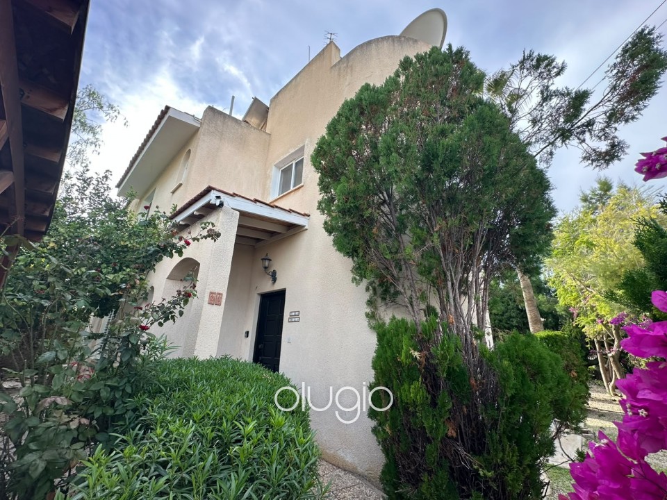 Detached Villa For Rent in Coral Bay