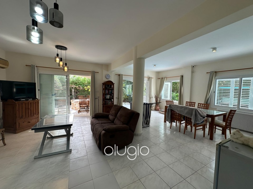 Detached Villa For Rent in Coral Bay