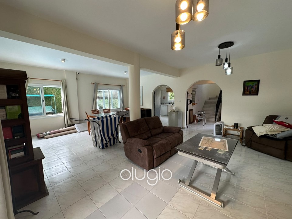 Detached Villa For Rent in Coral Bay