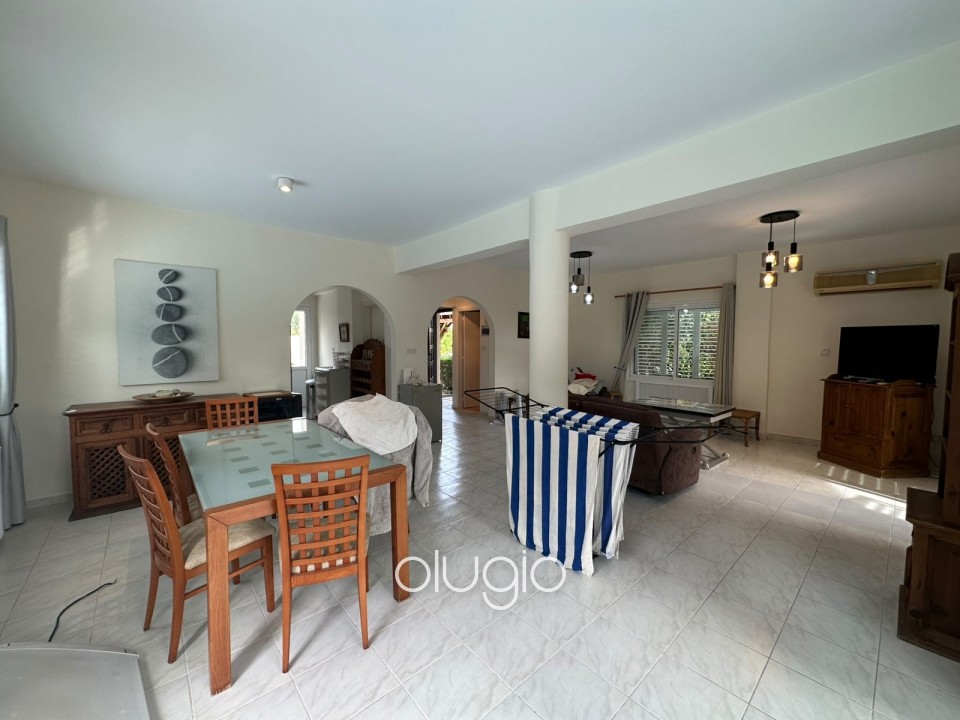 Detached Villa For Rent in Coral Bay