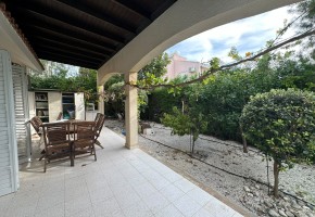 Detached Villa For Rent in Coral Bay
