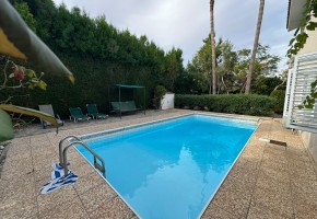 Detached Villa For Rent in Coral Bay