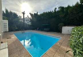 Detached Villa For Rent in Coral Bay