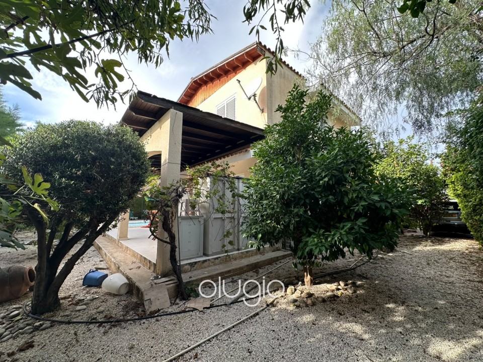 Detached Villa For Rent in Coral Bay