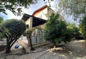 Detached Villa For Rent in Coral Bay