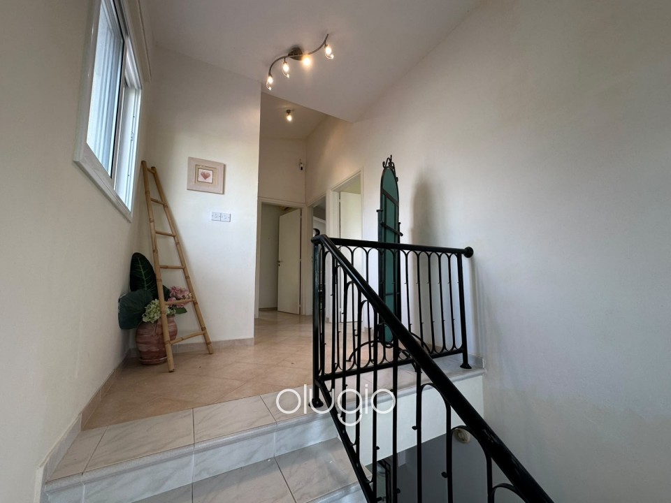 Detached Villa For Rent in Coral Bay