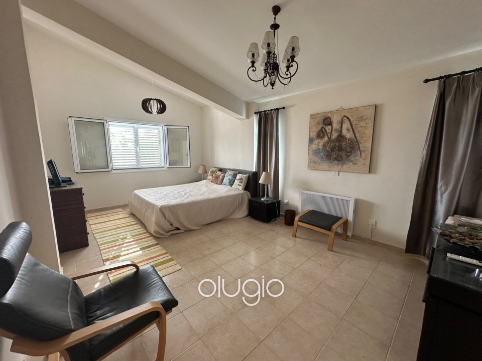 Detached Villa For Rent in Coral Bay