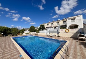 Town House For Sale in Peyia