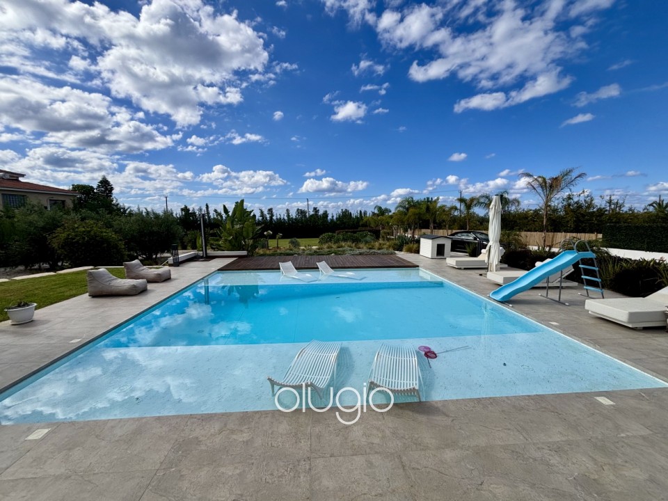 Detached Villa For Sale in Sea Caves - St.George